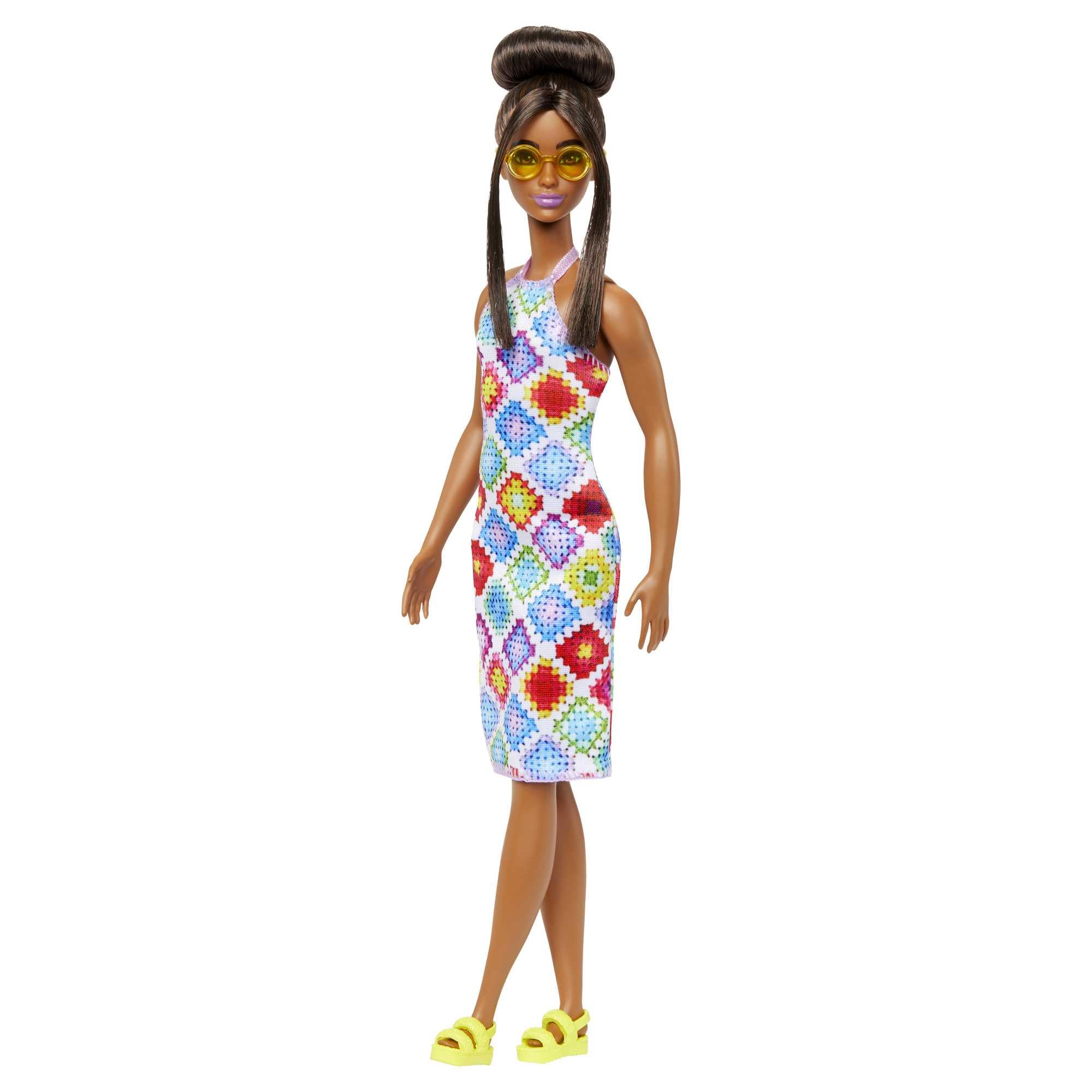 Barbie Fashionistas #210 versatile outfit inspires imaginative storytelling and mix-and-match play.