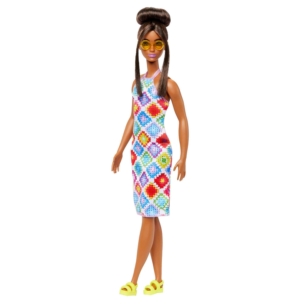 Barbie Fashionistas #210 versatile outfit inspires imaginative storytelling and mix-and-match play.