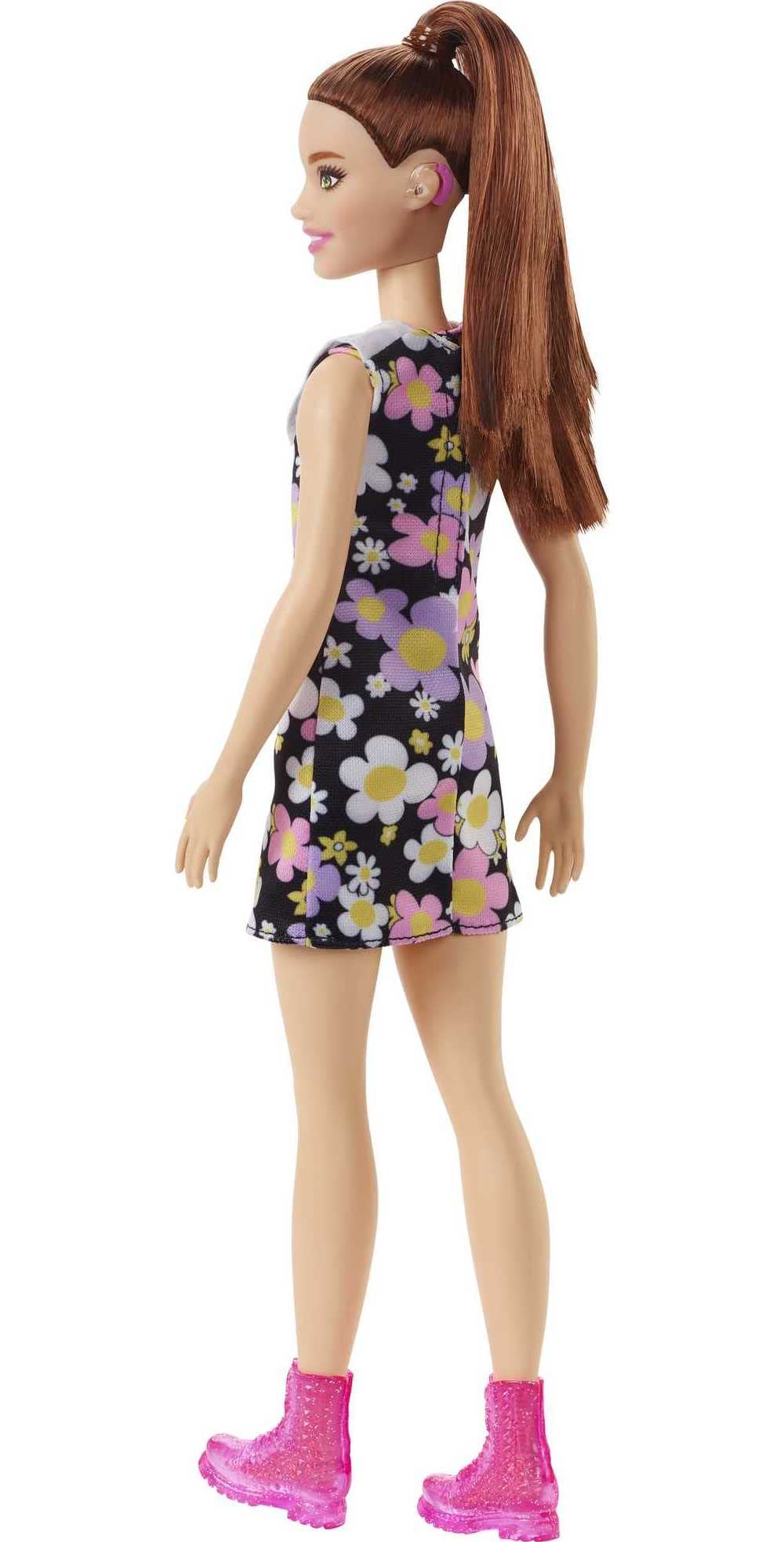 Barbie Fashionistas #187 encourages customization with art supplies for the bag.