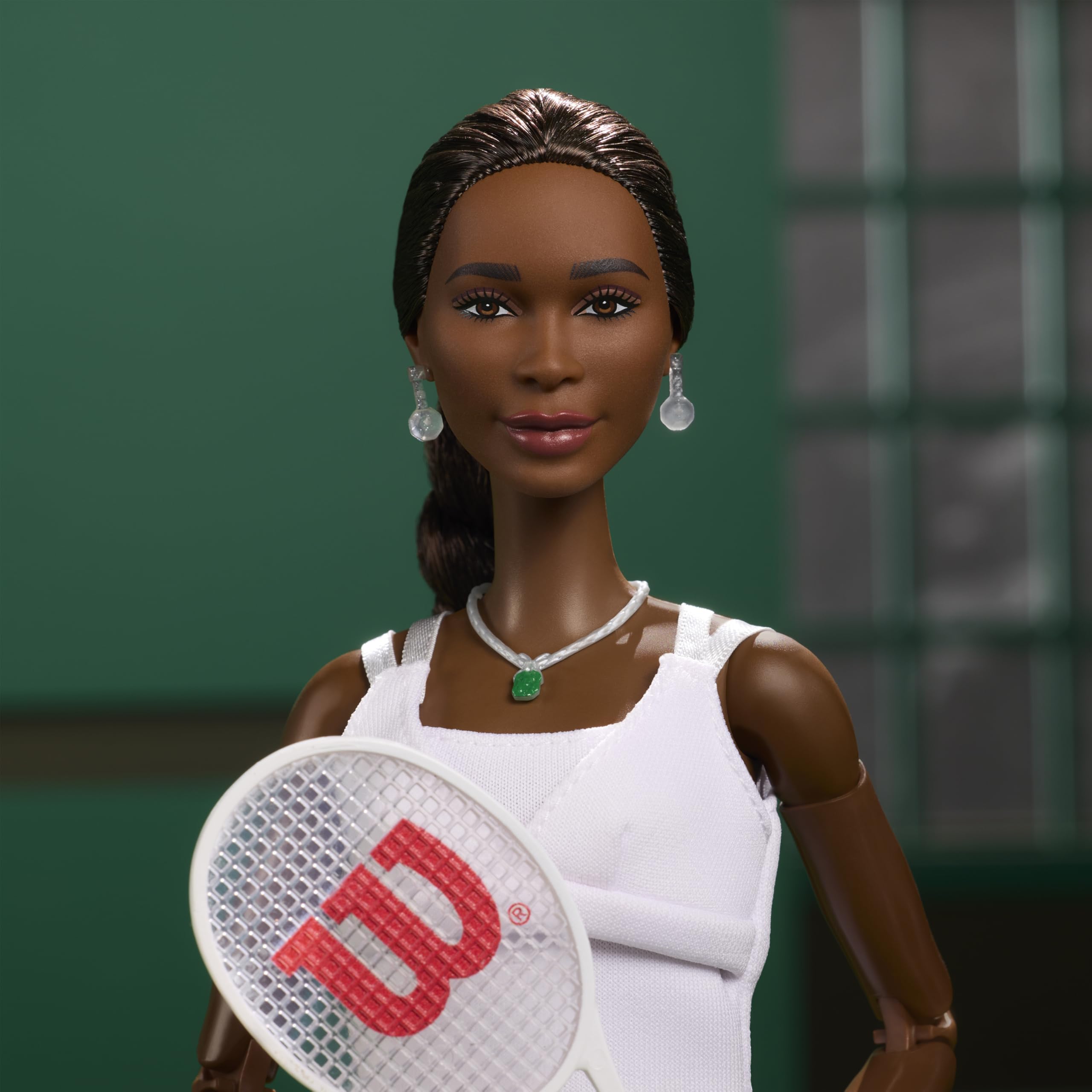 Barbie Venus Williams racket and ball accessory set adds realistic play possibilities.