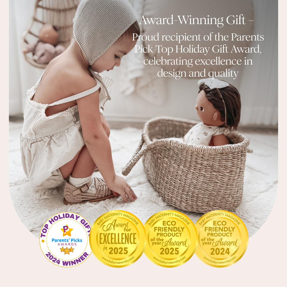 BEBE BASK seagrass Moses basket demonstrates durable, eco-friendly design for dolls.