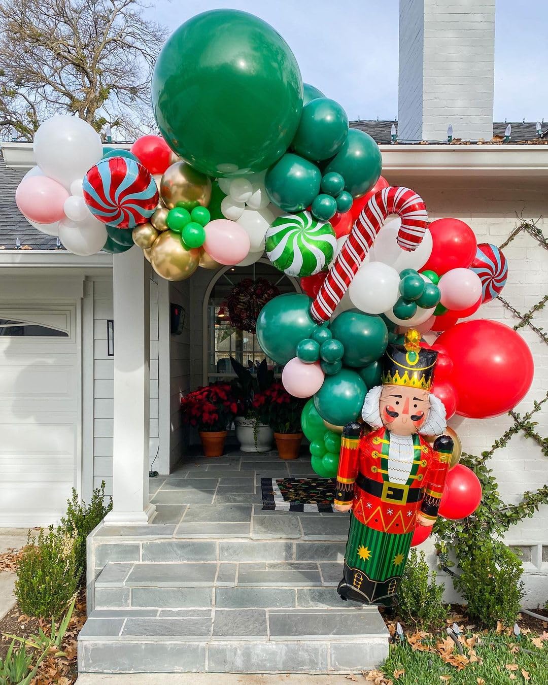 Bezente wedding decor with green balloons for refined styling