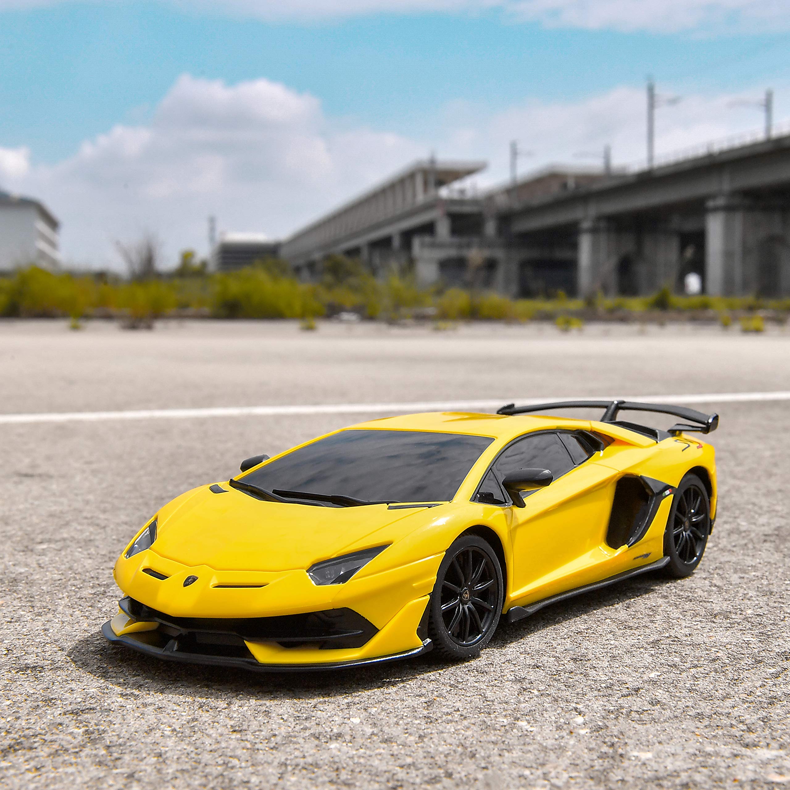 BEZGAR Lambo 1:24 RC car in action, stable 2.4GHz range up to 80 ft