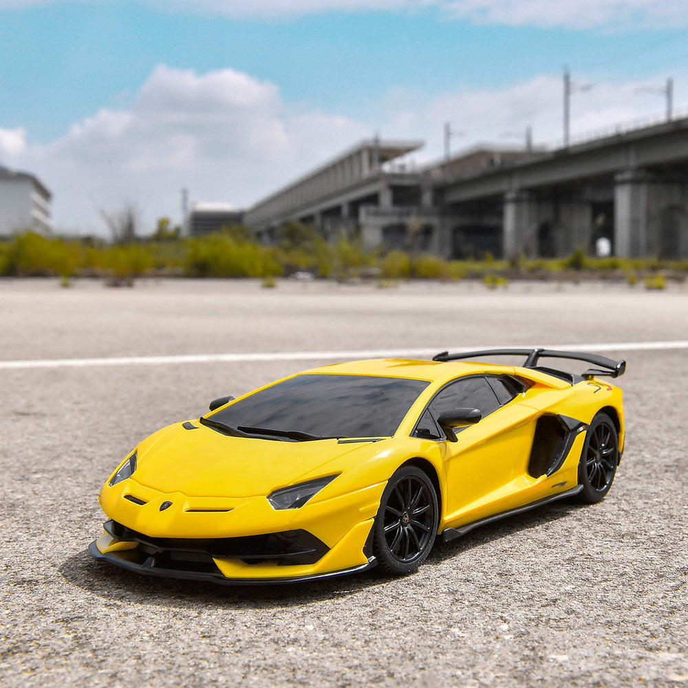 BEZGAR Lambo 1:24 RC car in action, stable 2.4GHz range up to 80 ft