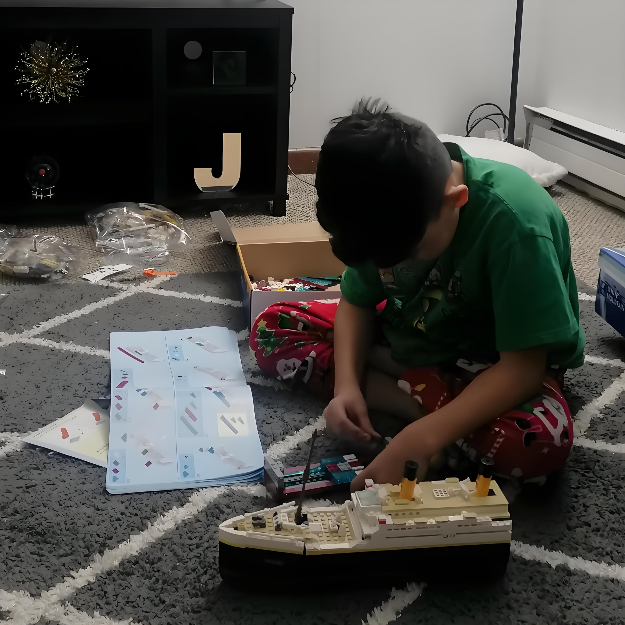 BIDIUTOY Titanic model kit packaging indicates gift-ready presentation for enthusiasts