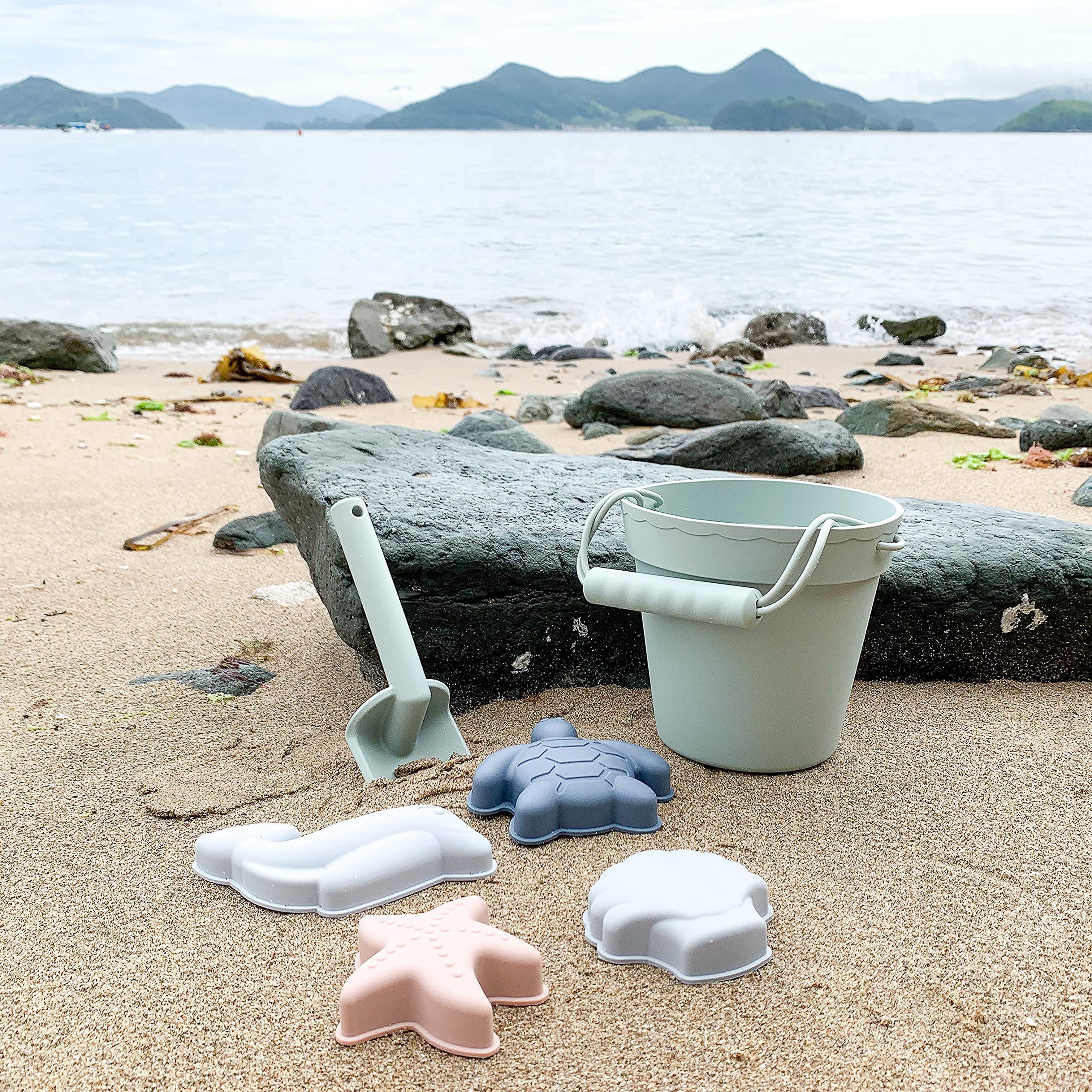 Blue Ginkgo packaged set showcases a modern, compact travel kit.
