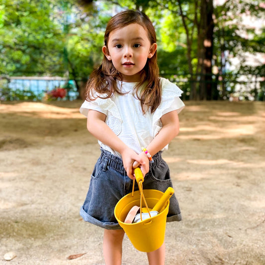 Blue Ginkgo silicone beach shovel enables easy scooping for little hands.