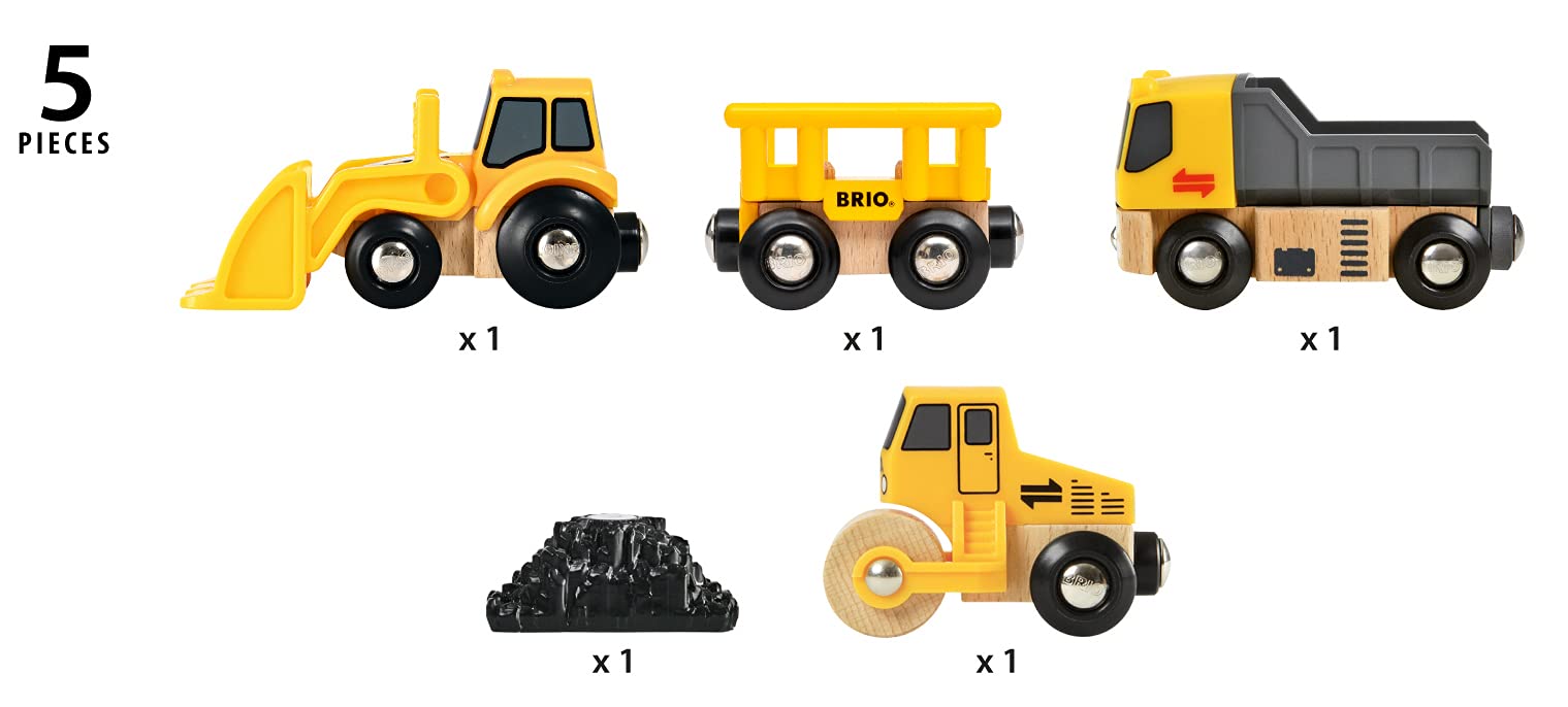 BRIO engine and wagons designed for smooth magnetic connections