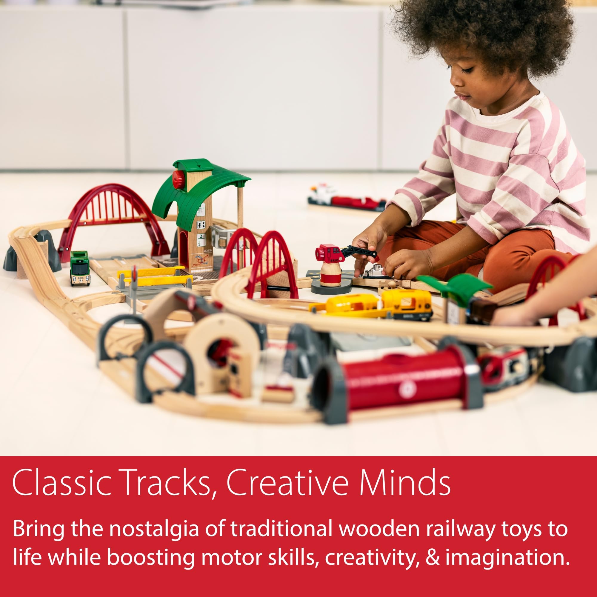 BRIO magnetic crane unloading at ship-to-train transfer for cause-and-effect play