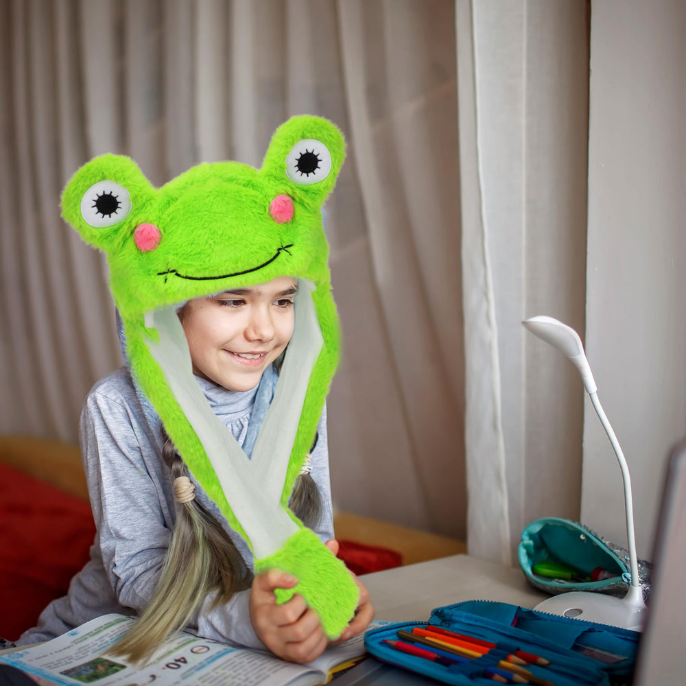 Bubblepompom frog hat worn by kids, perfect for autumn and winter