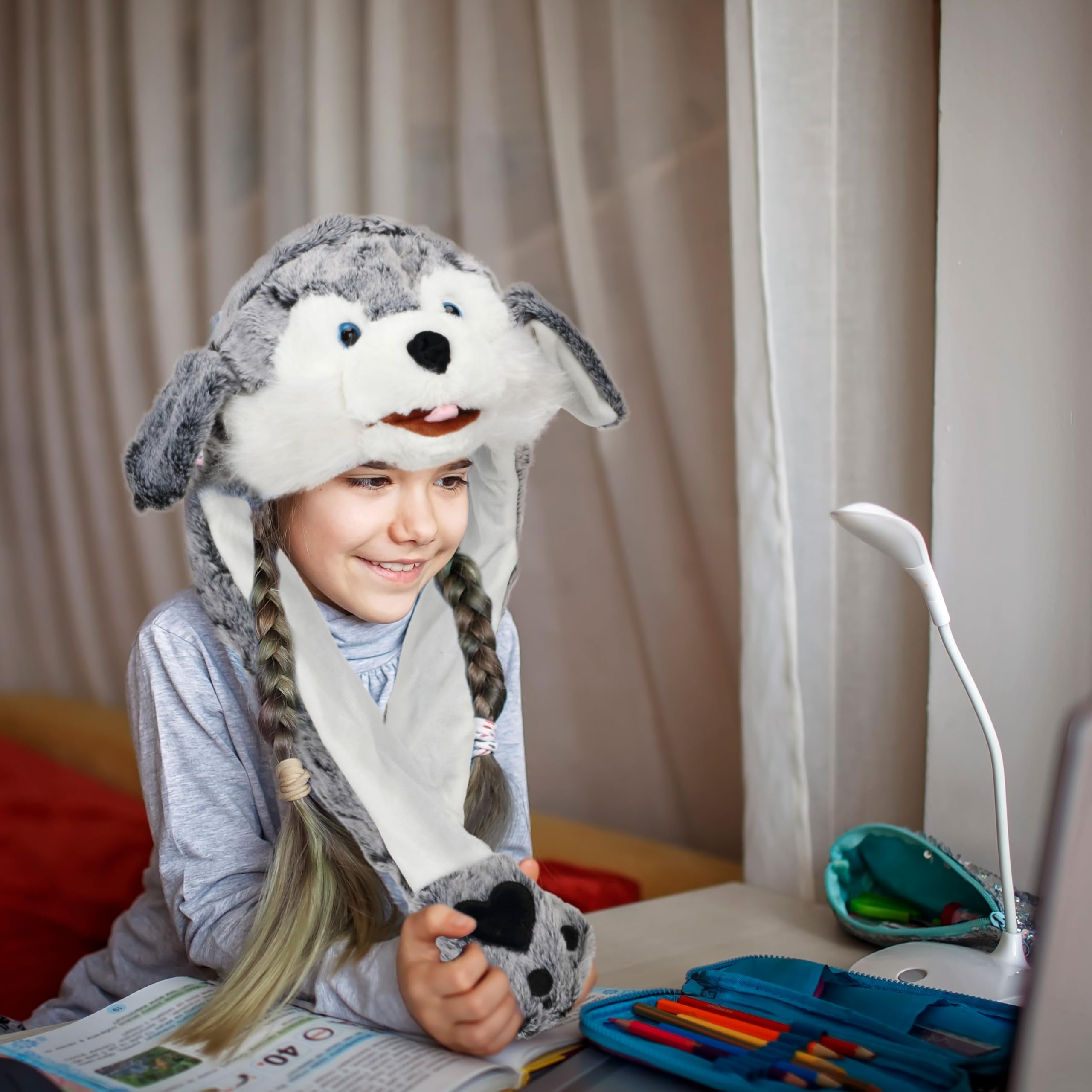Bubblepompom wolf hat plush material close-up, emphasizing softness and comfort.