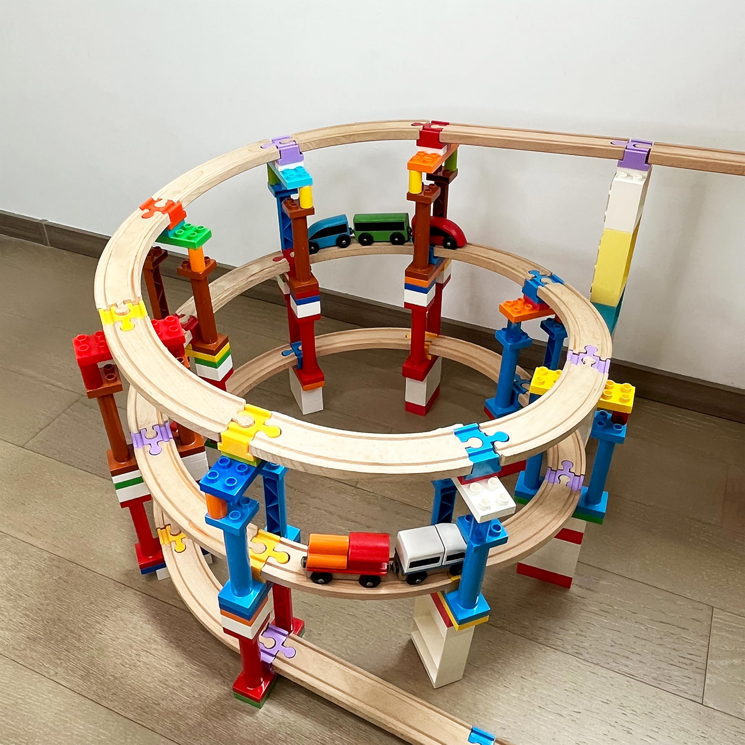 Bunu1492 setup shows track city built with connectors and blocks.