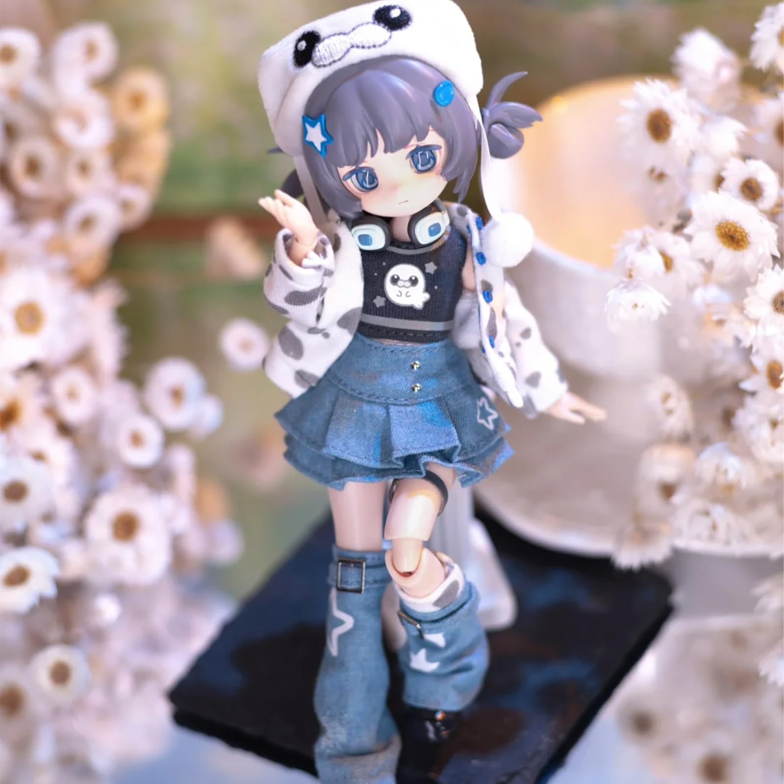 CALEMBOU Doll display stand—stable posing and easy showcasing.