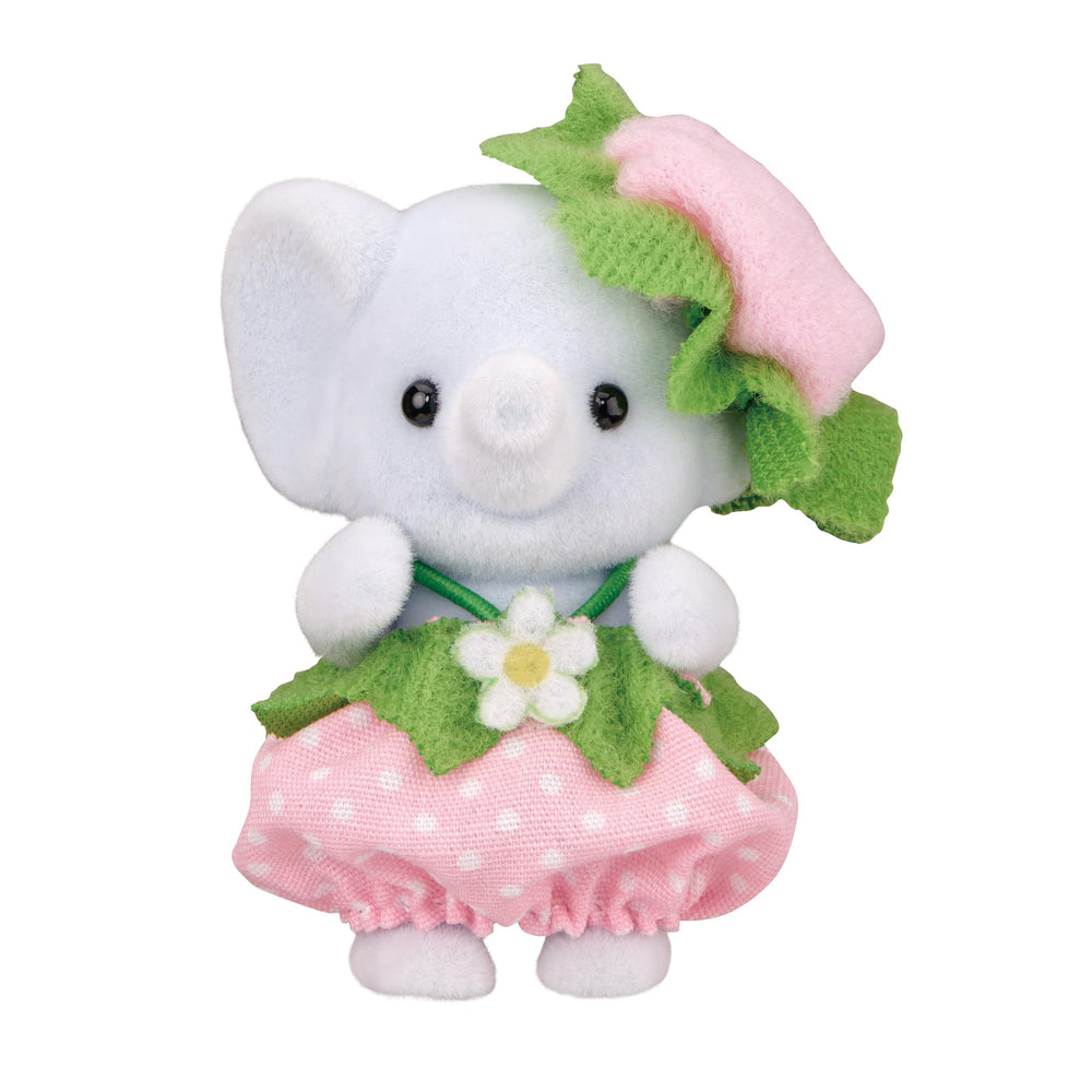 Calico Critters berry play scenario ideal for storytelling and playtime.