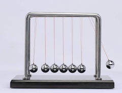 CERROPI Newton cradle bearing steel components ensure steady resonance.