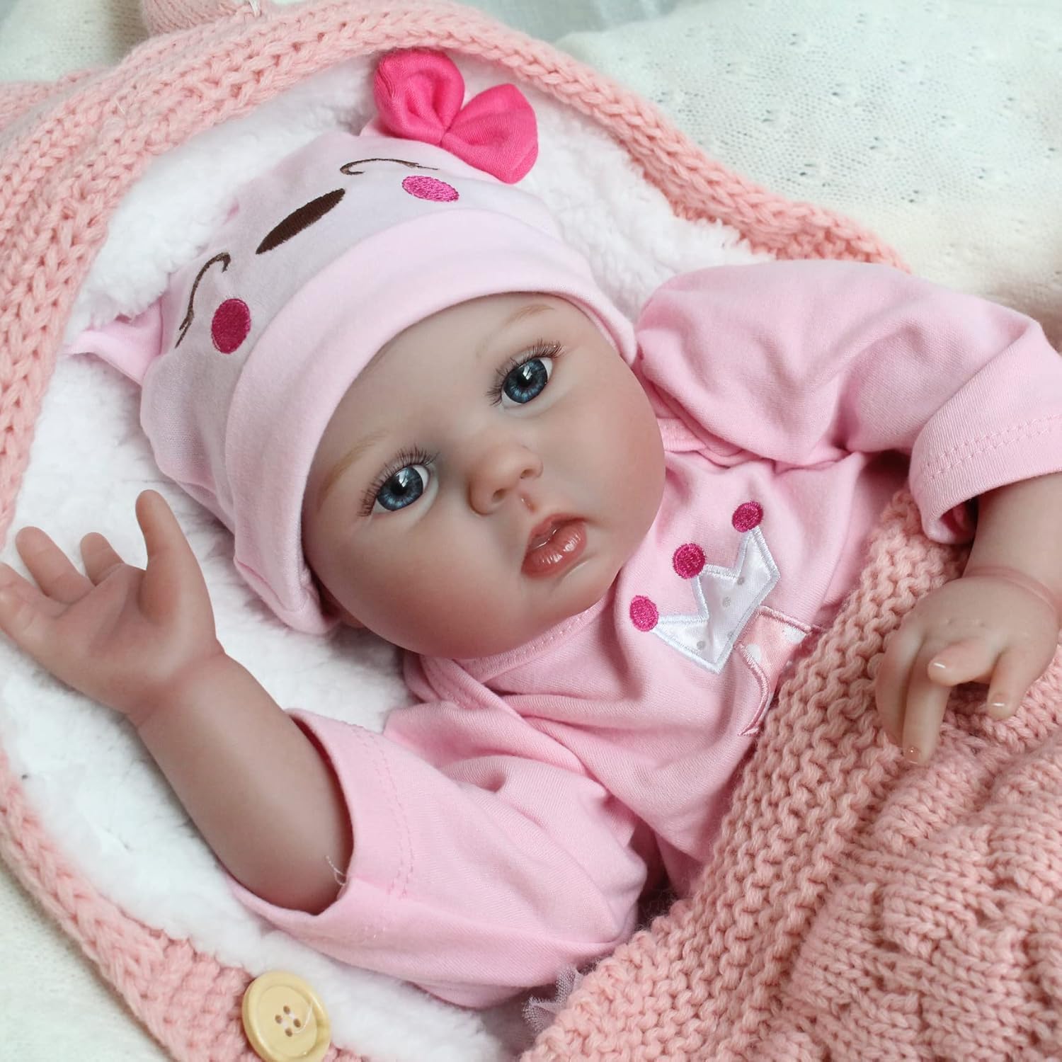 CHAREX Lucy gift set includes outfit and accessories for instant play