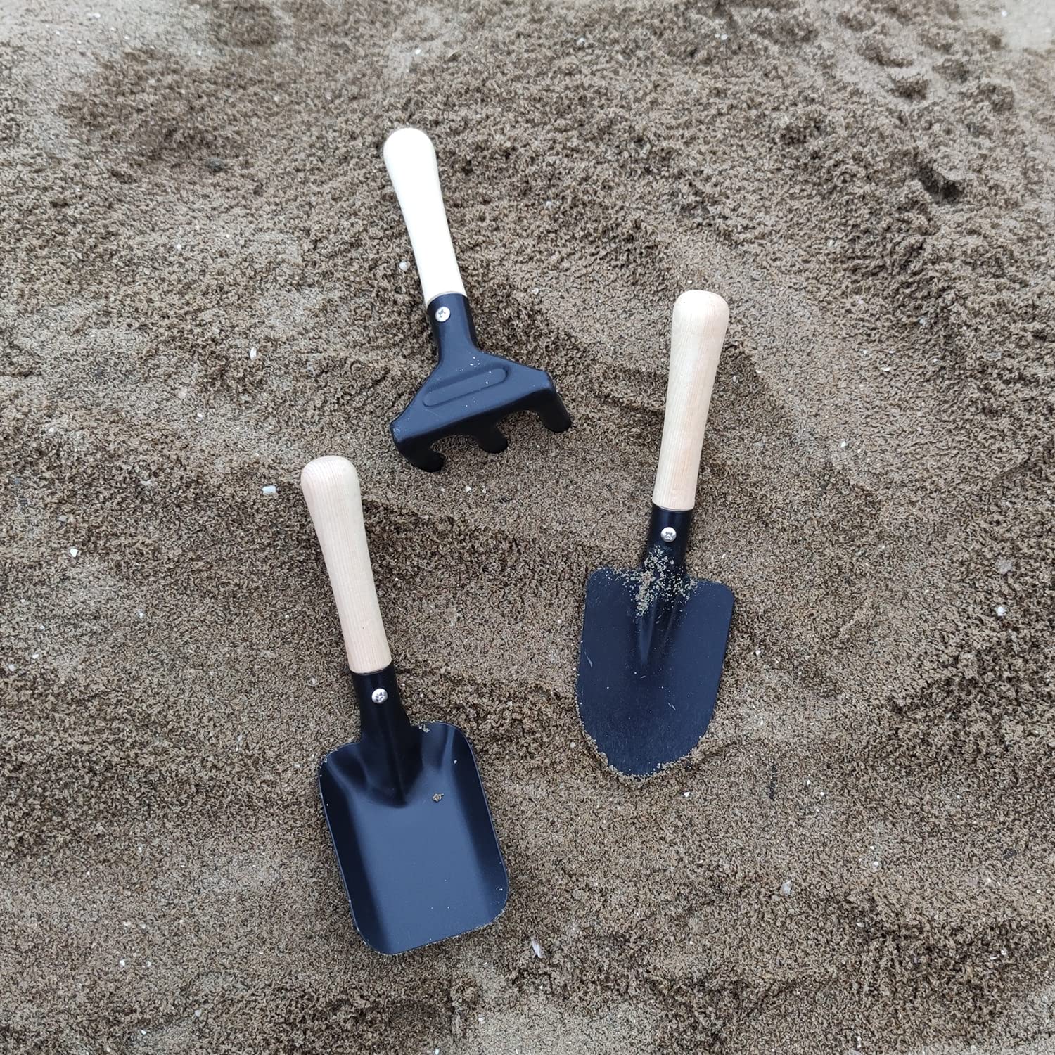CHEERBANK steel-head gardening tools for kids, built to endure simple outdoor tasks.