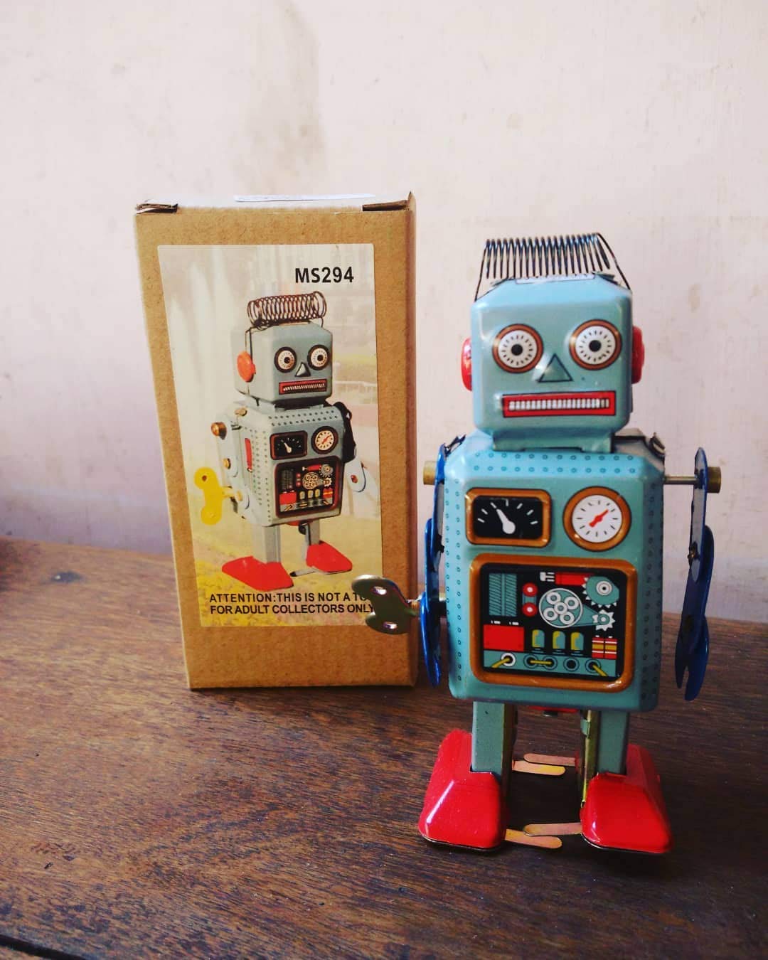 CHIMUY vintage robot desk decor adds nostalgic ambiance to spaces.