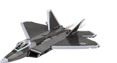 COBI F-22 pilot figure included for authentic cockpit presentation.