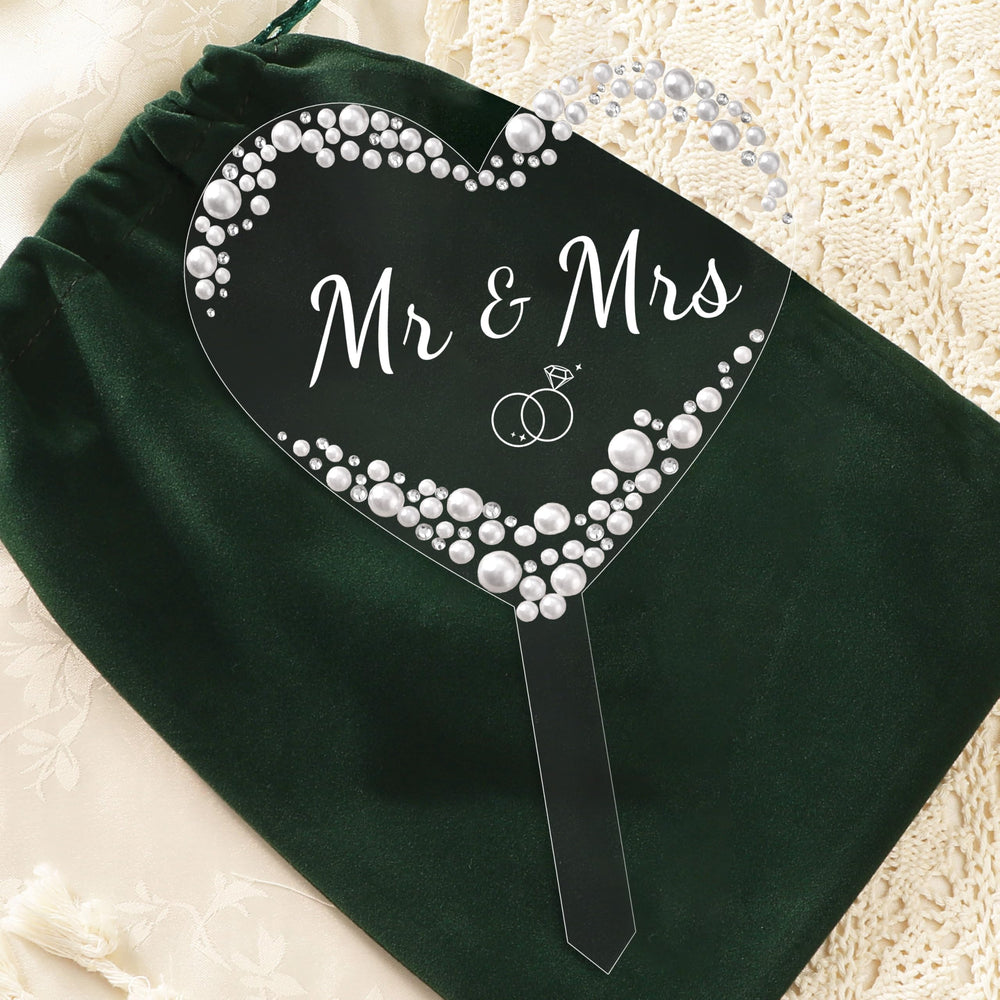 Coucoland acrylic heart topper adds clear sparkle for timeless bridal cake