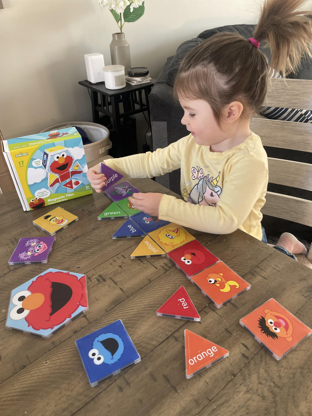 CreateOn Sesame Street 17-piece set invites creative construction and storytelling adventures.