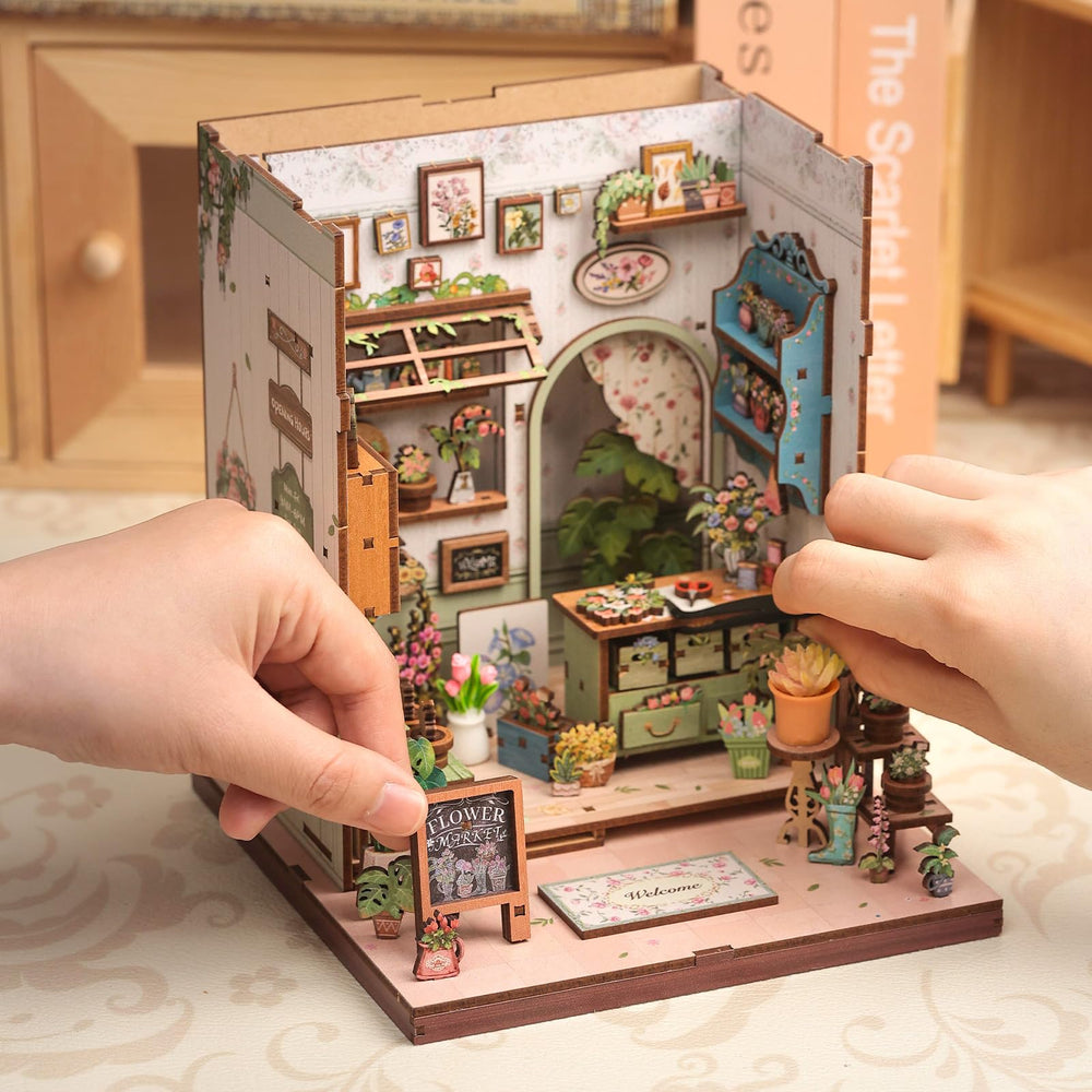 CUTEBEE Book Nook Kit battery compartment fits two AAA cells for lighting.