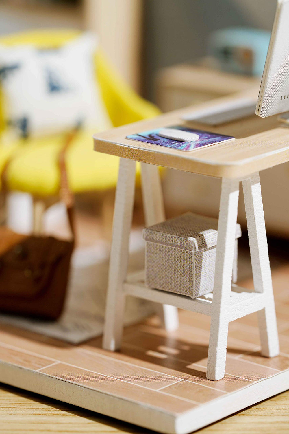 CUTEROOM English booklet guides readers through each construction step clearly