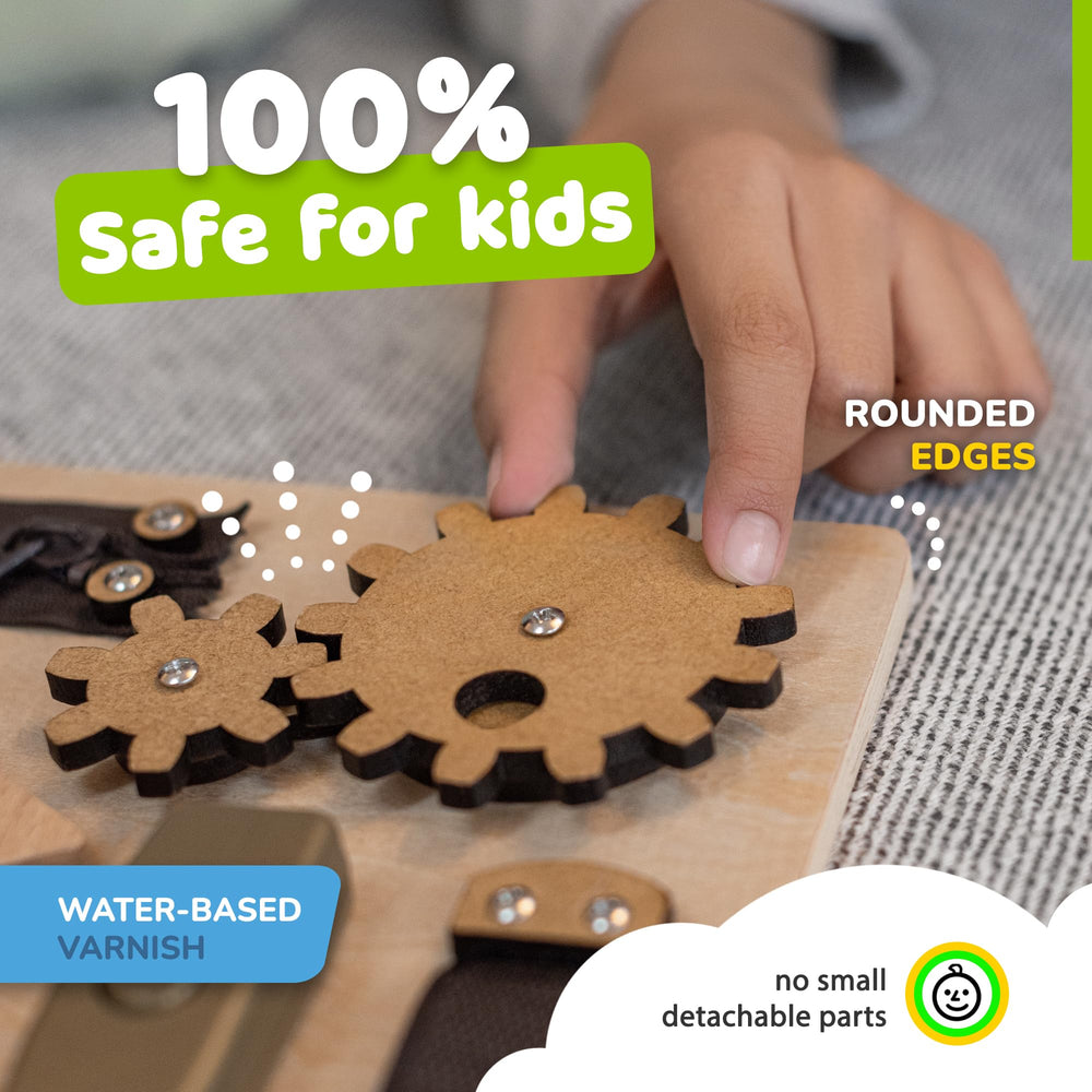 deMoca buckle-fastening element encourages independence and sensory engagement.