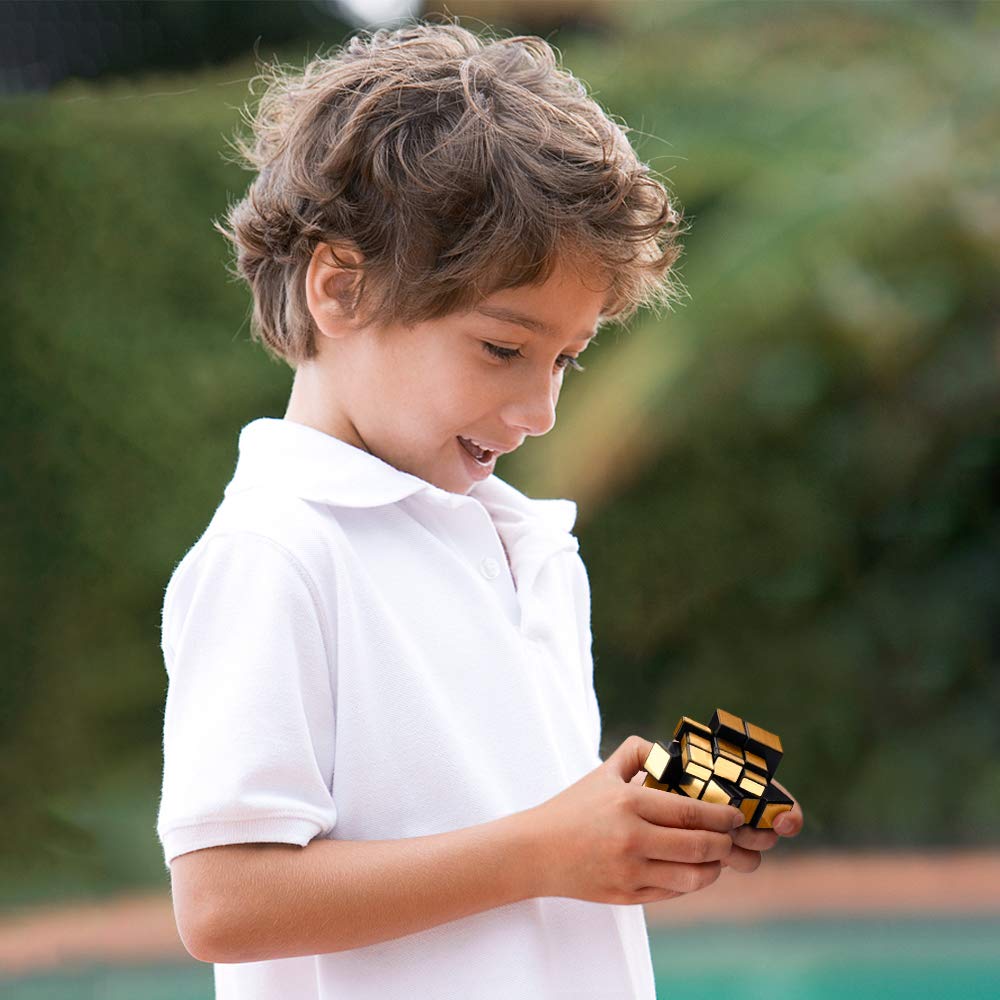 D-FantiX Shengshou Mirror Cube 3x3 gold in-hand for precise turning feel.