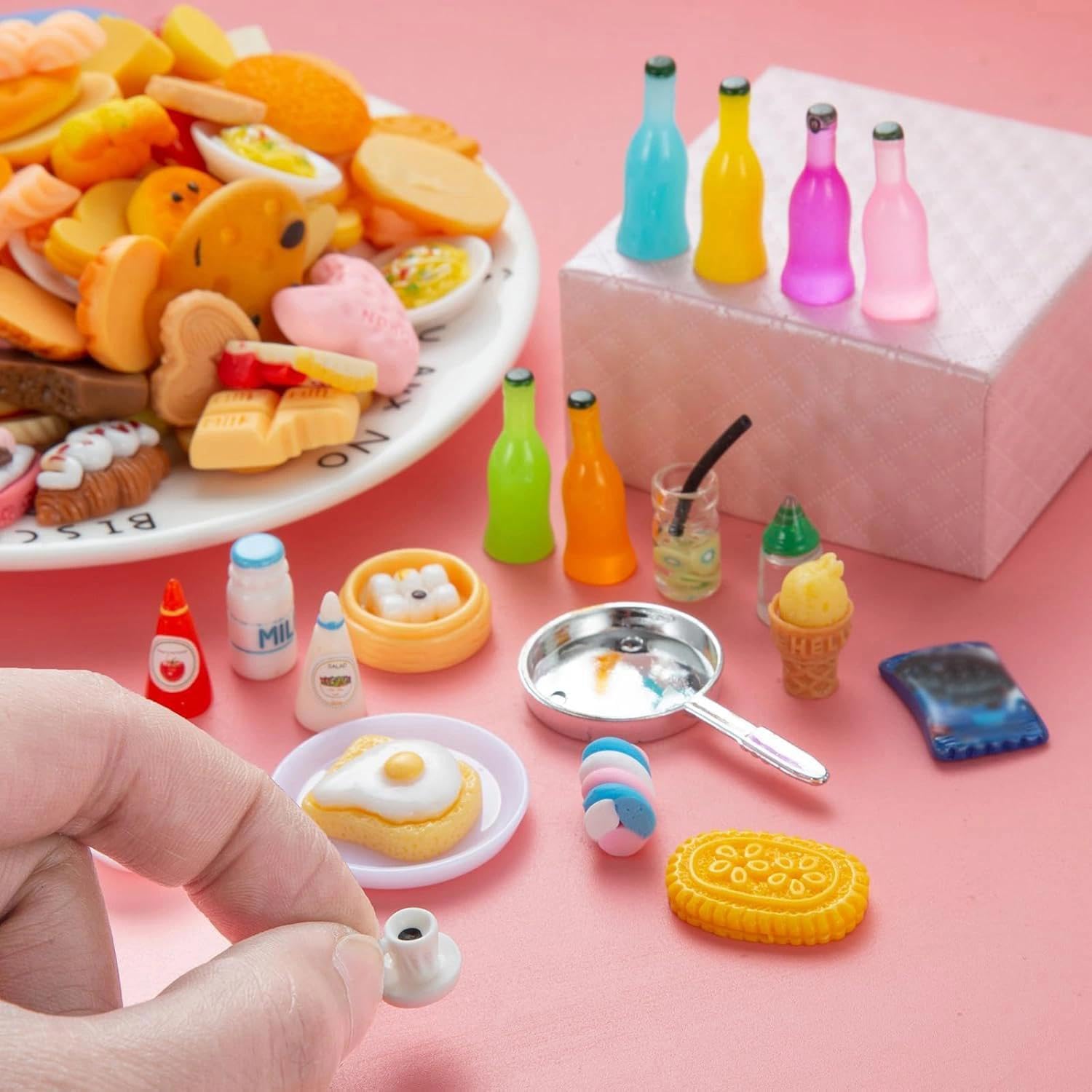 Diinokiy mini burgers and cakes add lifelike props for creative storytelling