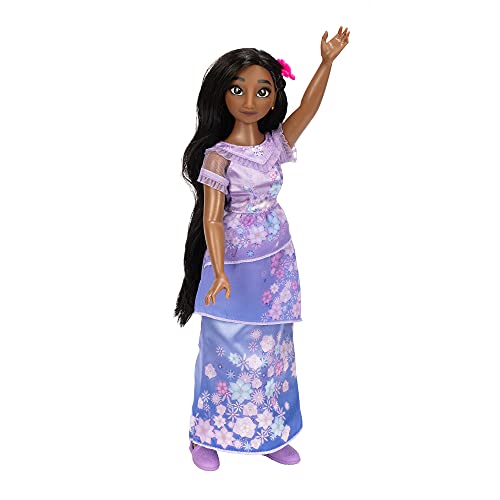 Isabela’s lavender dress shows film-inspired styling for fashion play.