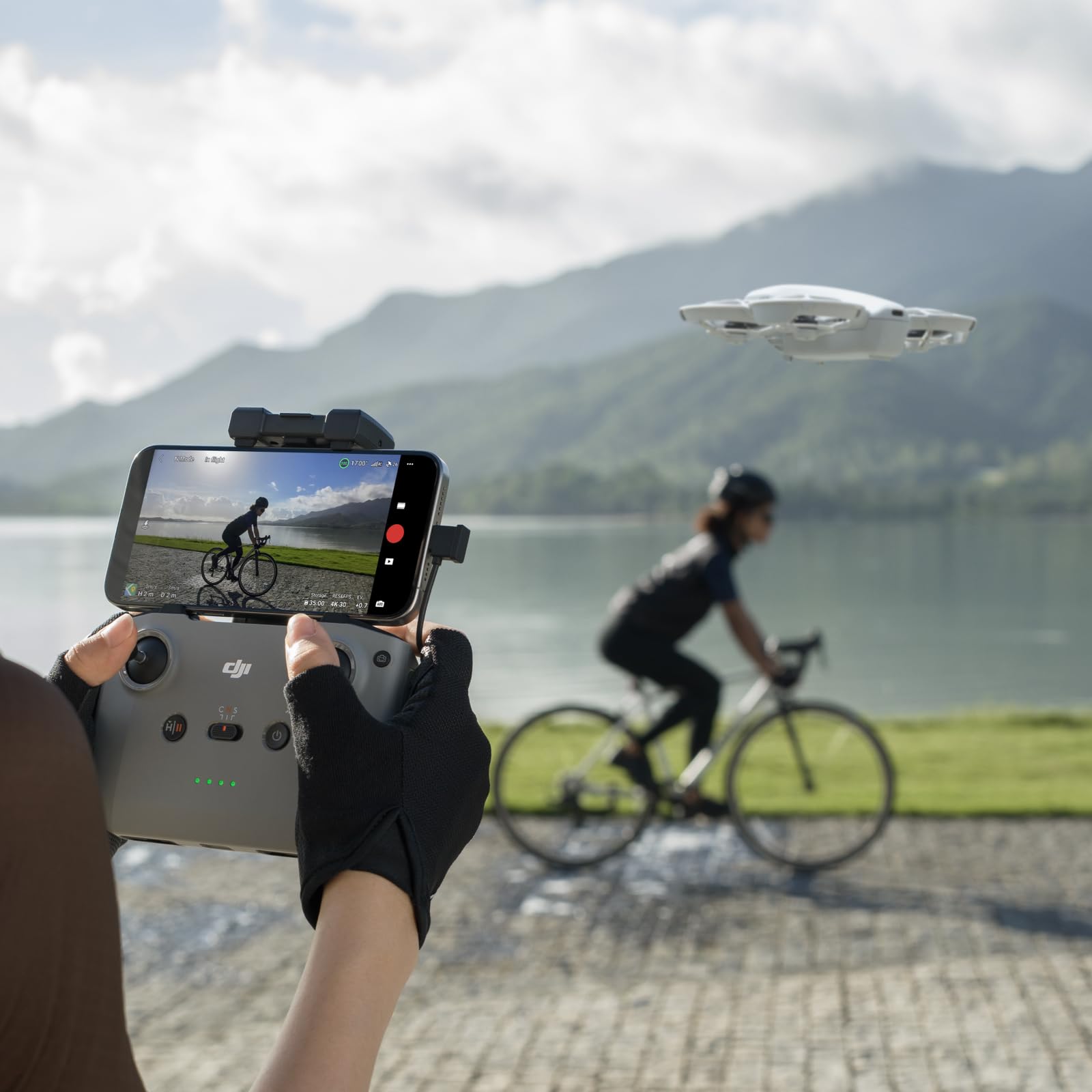 DJI Neo two-way charging hub extends flight time across batteries.