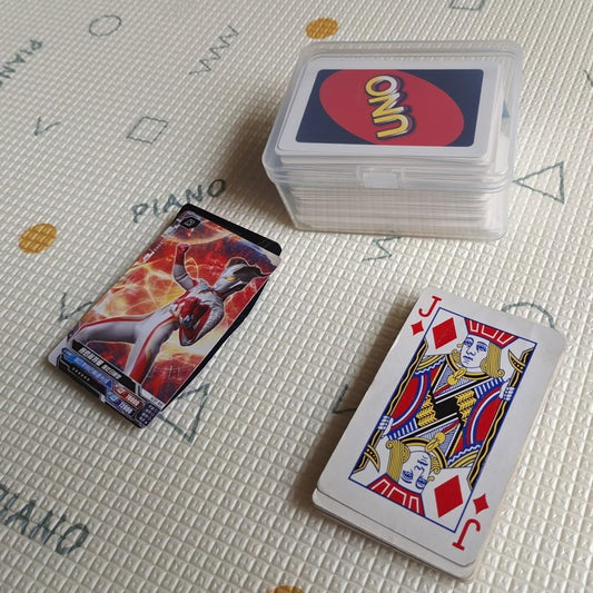 DKAOVH UNO card case keeps compact decks neatly stored for travel.