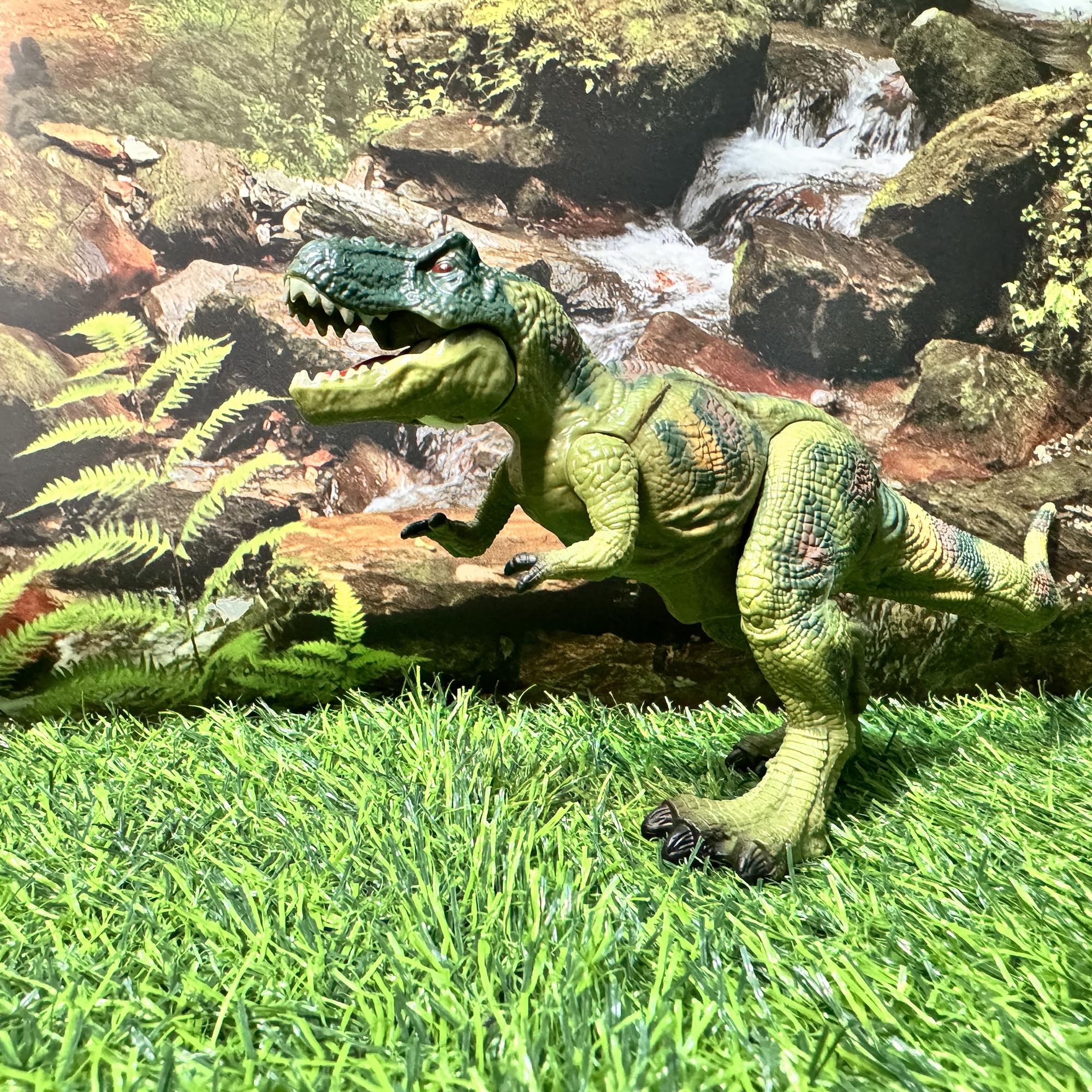 EKU EasyKU stone feature adds natural detail to the dinosaur park diorama