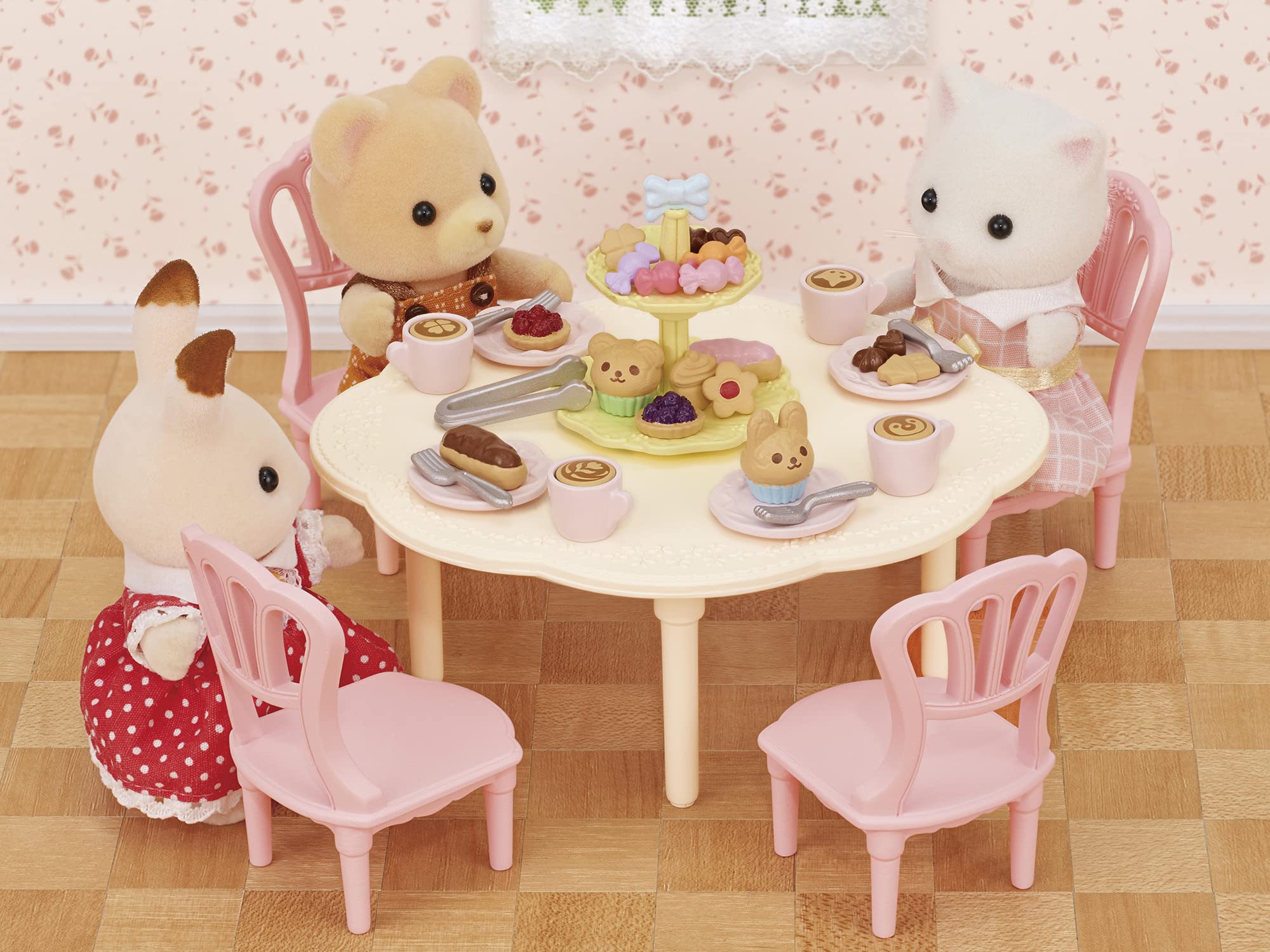 Sweets stand securely holds treats for tidy display in Epoch Sylvanian Families set.