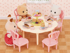 Sweets stand securely holds treats for tidy display in Epoch Sylvanian Families set.