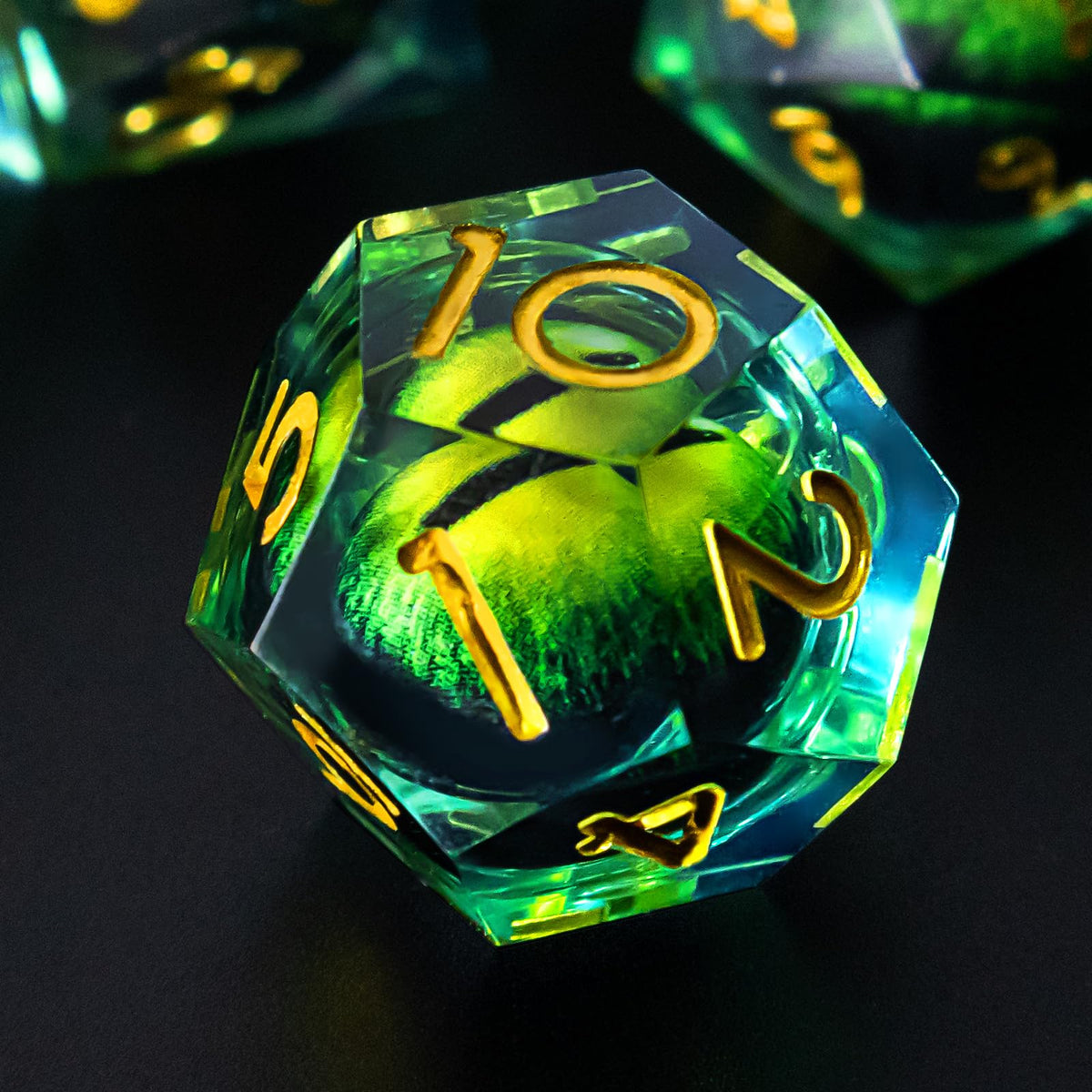 EZUO dragon eye liquid core dice show a floating dragon eye for immersive gameplay.