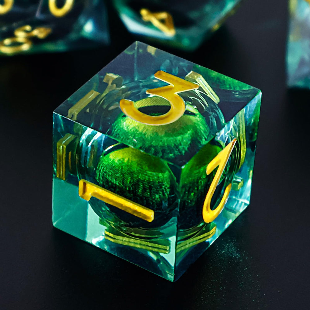 EZUO sharp-edged resin dice offer precise rolls and durable construction.