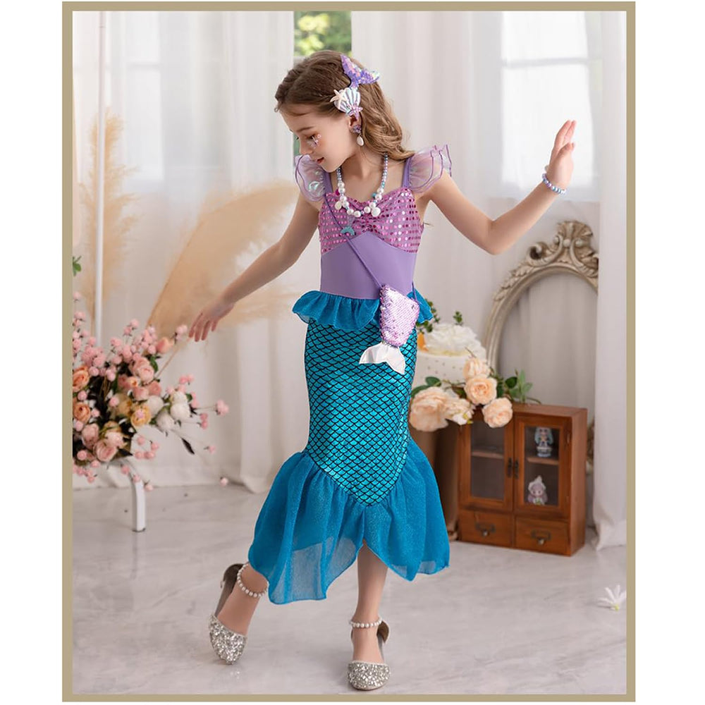 Fishkidtail rings set provides sparkling accents for dress-up.