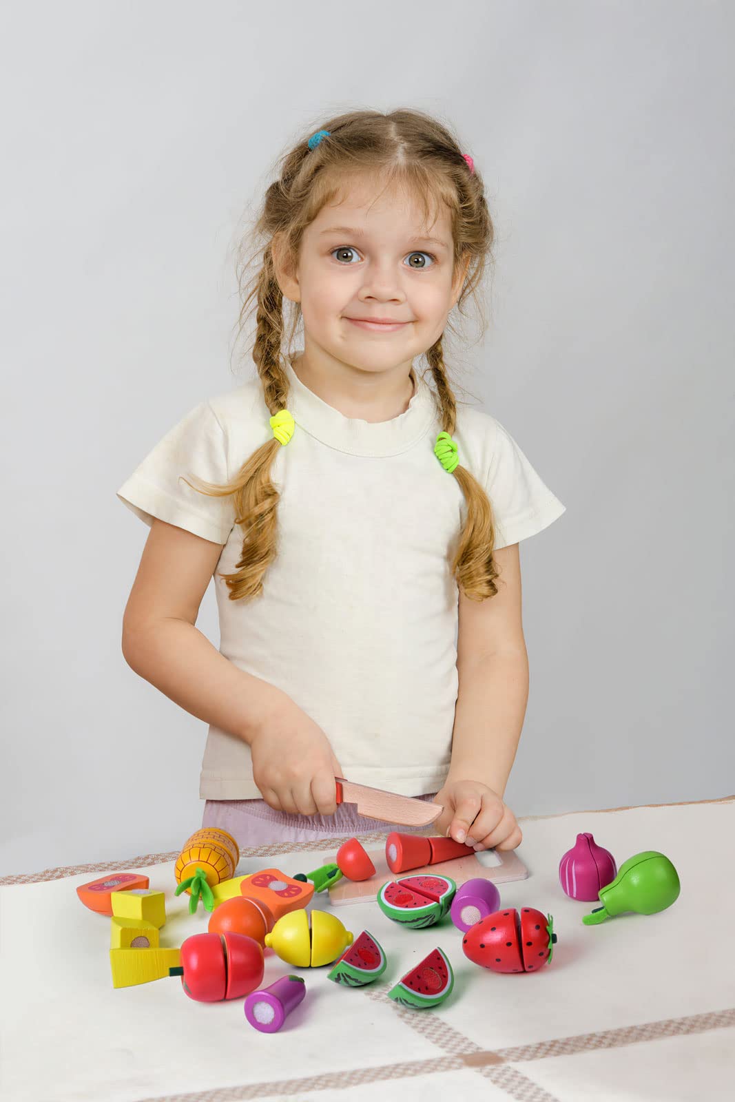 Fun Little Toys kid-friendly play set encourages sharing and role play.