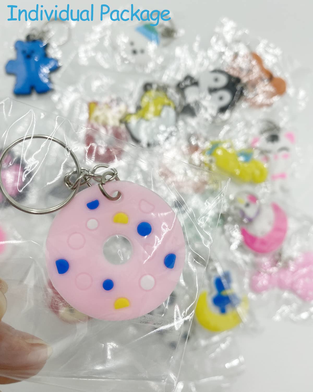 GADMEXILY silicone keychain length 40mm shown as compact daily accessory.