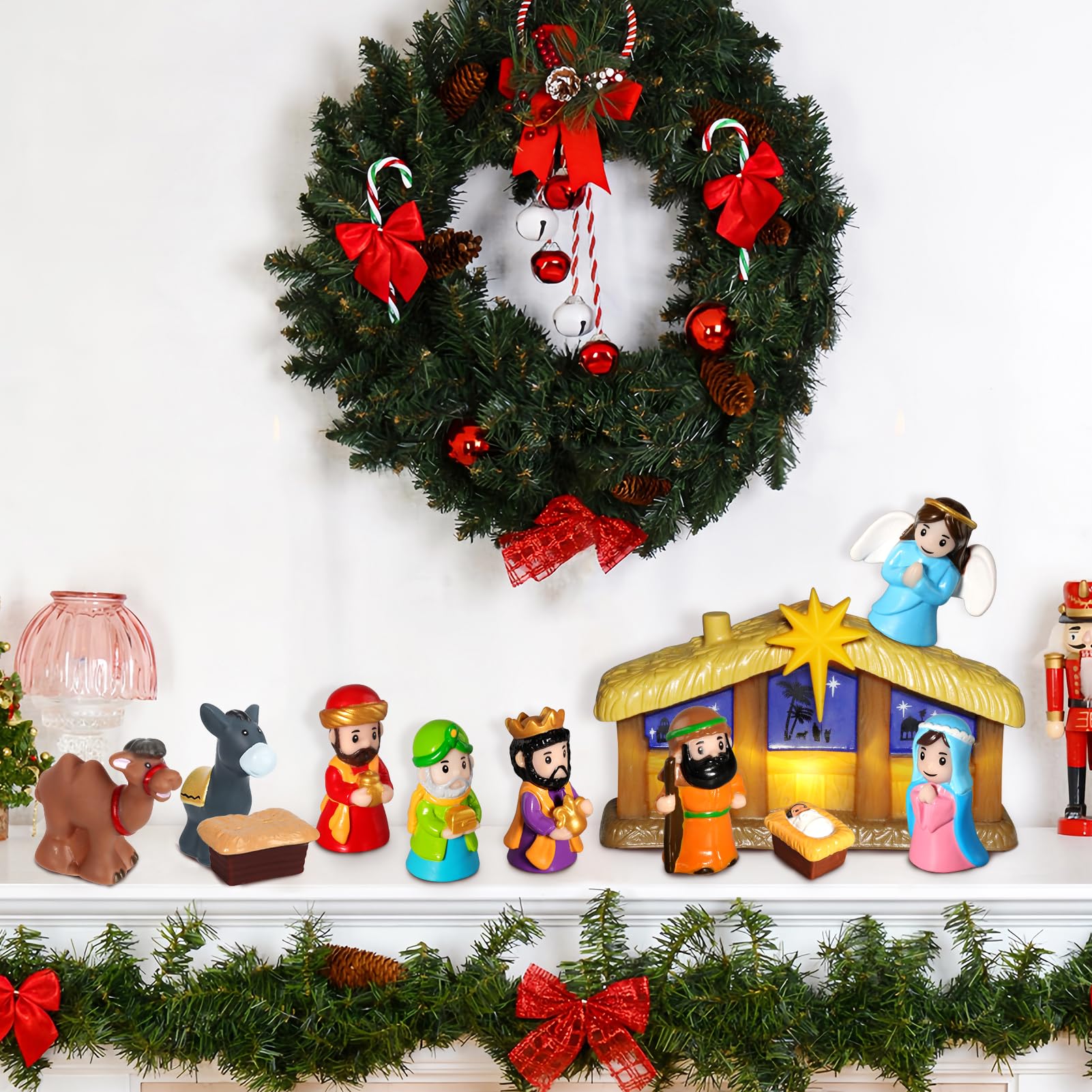 Animals and manger included in the GDGZT 17-piece nativity arrangement.