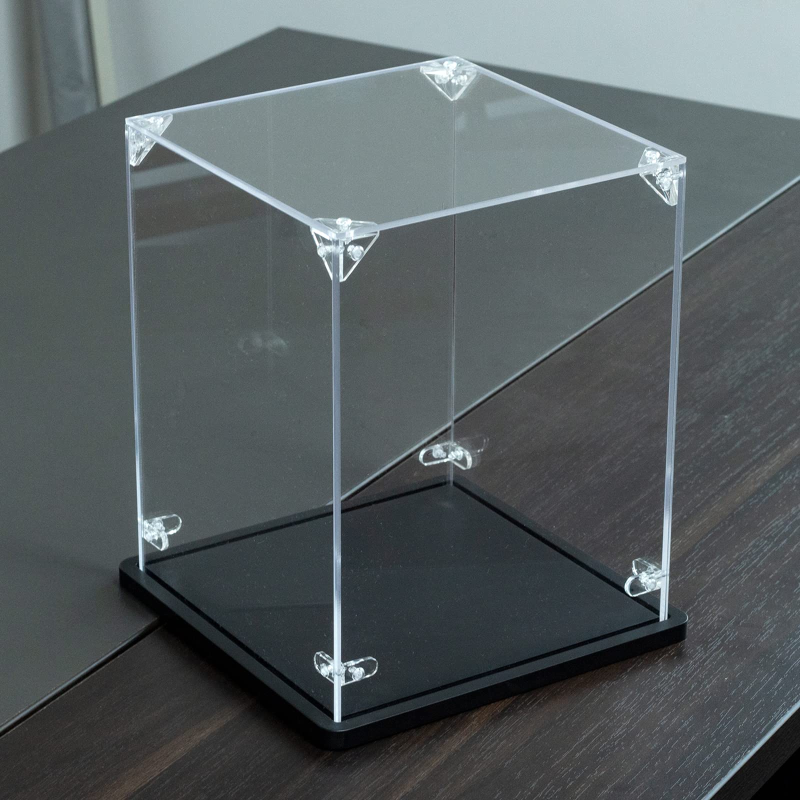 Gemutlich acrylic display case Lego helmet side view emphasizing stability and dust resistance.