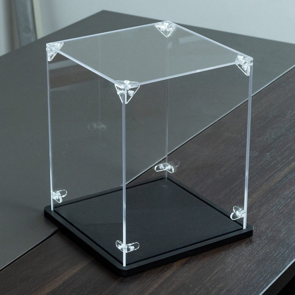 Gemutlich acrylic display case Lego helmet side view emphasizing stability and dust resistance.