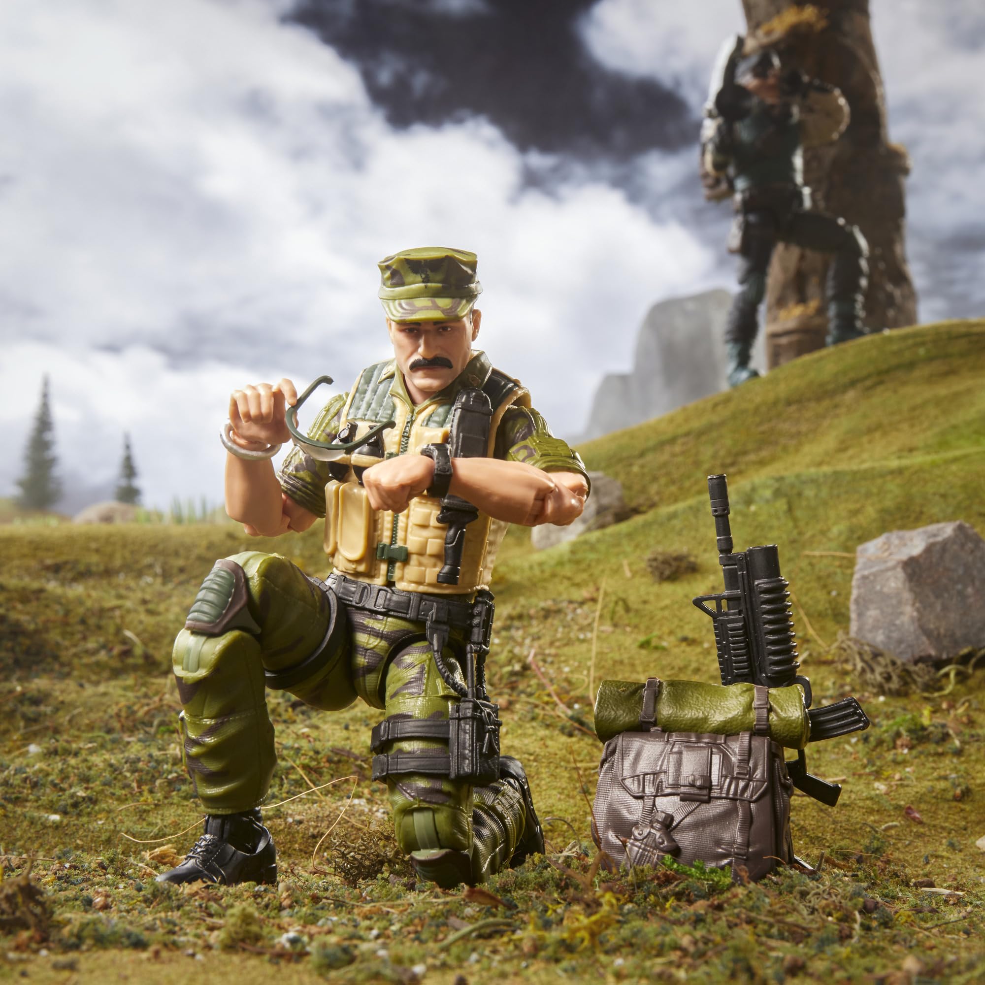 G.I. Joe Leatherneck with knife highlighting weapon-ready display options.