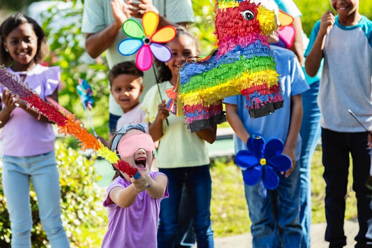 GiftExpress pinata stick shows full-size craftsmanship for reliable party game setup.