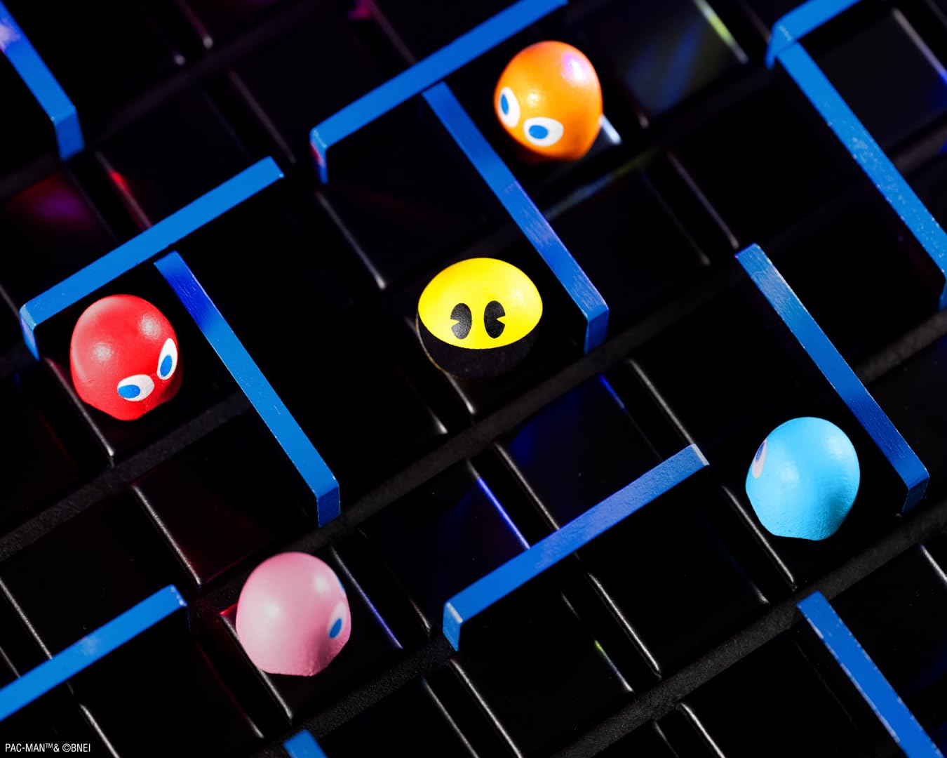 GIGAMIC Pac-Man wooden pawns set offers tactile game elements