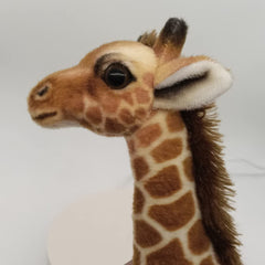 GracesDawn giraffe doll in a hugging pose highlights cozy playtime.