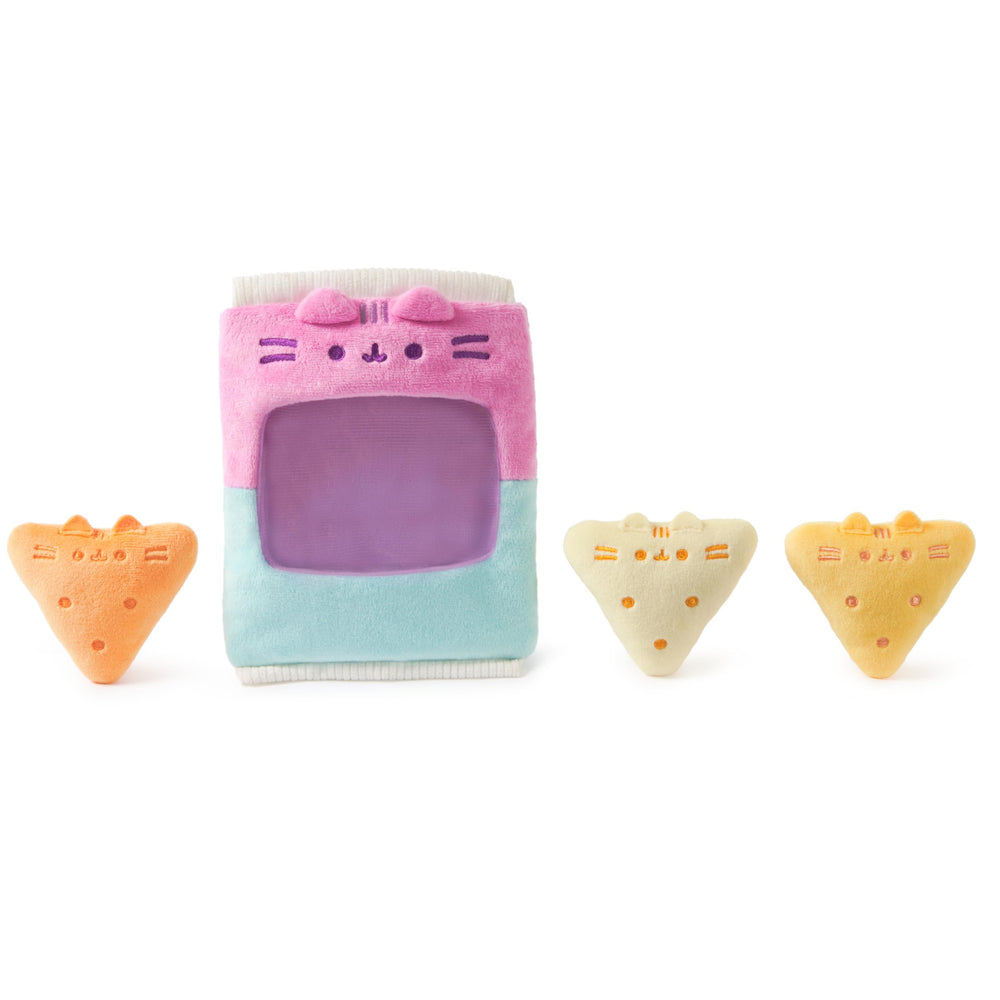 Removable mini chips showcase Pusheen’s cute snacks for tactile play and display.