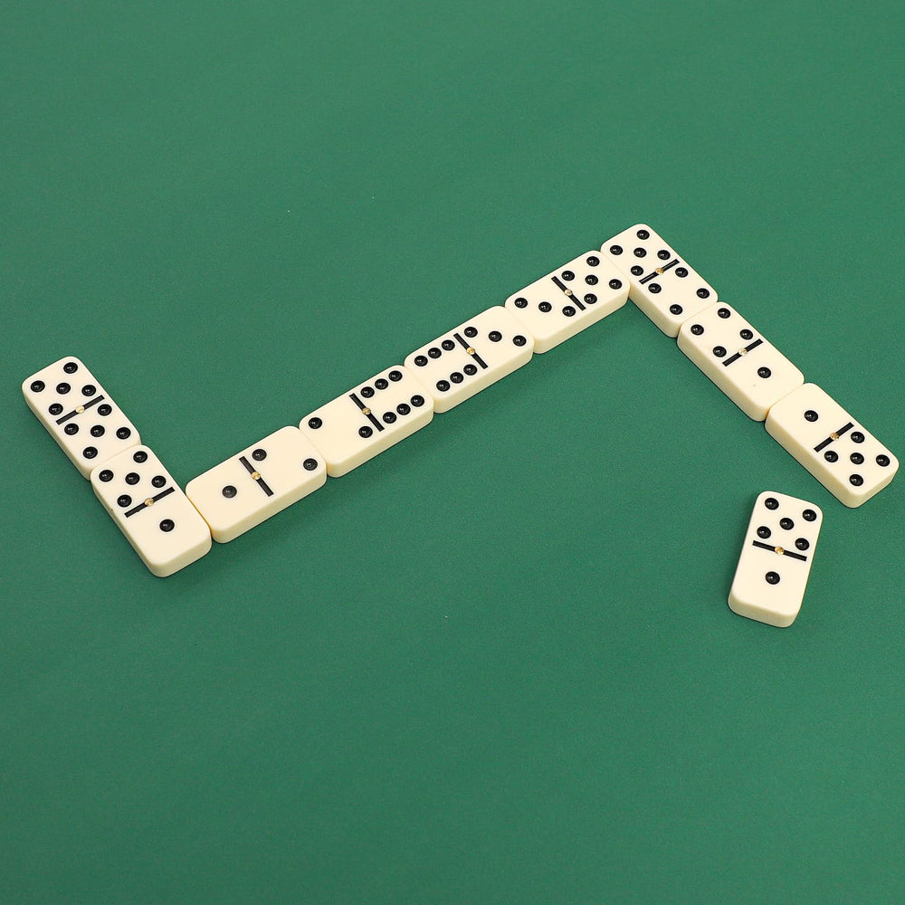 GUSTARIA included 3 dice enhances gaming sessions with tactile rolling.